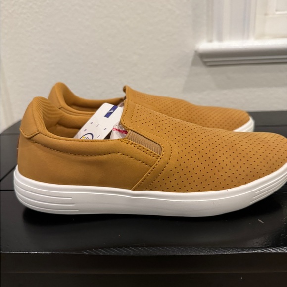New Comfort & Soft Tan Suede Slip on Sneakers Comfort Shoes Size 7.5 MSRP $45 - Picture 2 of 6